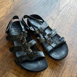 Vionic
Amber Beaded Snake Embossed Leather Sandals - size 8